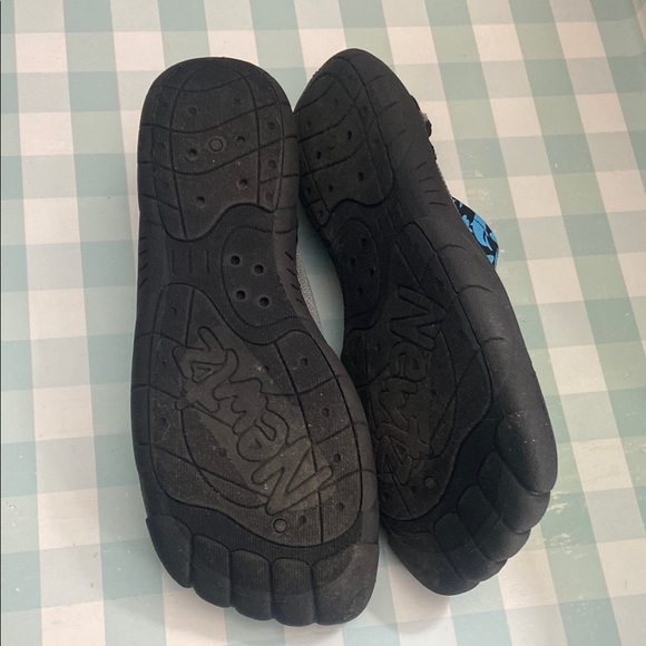 Excellent Condition Velcro Water Shoes with Sock-Like Fit Size 6 - Picture 5 of 6